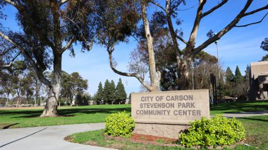Carson, Kaliforniya 11 Şubat 2025: Stevenson Park ve Toplum Merkezi, Toplum Merkezi Binası ve Eğlence Alanı