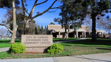 Carson, Kaliforniya 11 Şubat 2025: Stevenson Park ve Toplum Merkezi, Toplum Merkezi Binası ve Eğlence Alanı