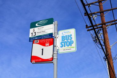 Carson, Kaliforniya 11 Şubat 2025 Torrance Transit, Long Beach Transit ve Carson Circuit ile otobüs durağı