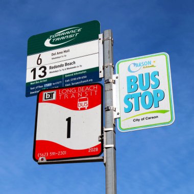 Carson, Kaliforniya 11 Şubat 2025 Torrance Transit, Long Beach Transit ve Carson Circuit ile otobüs durağı