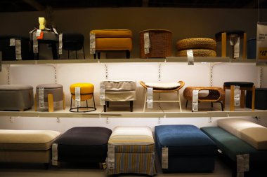 Carson, LA County, California - 19 Şubat 2025: Dünyanın en büyük mobilya perakendecisi olan IKEA mağazasının iç görünümü, hazır mobilya satışları