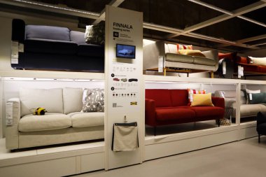 Carson, LA County, California - 19 Şubat 2025: Dünyanın en büyük mobilya perakendecisi olan IKEA mağazasının iç görünümü, hazır mobilya satışları