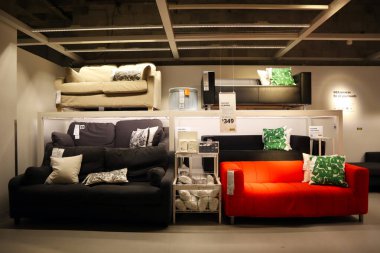 Carson, LA County, California - 19 Şubat 2025: Dünyanın en büyük mobilya perakendecisi olan IKEA mağazasının iç görünümü, hazır mobilya satışları