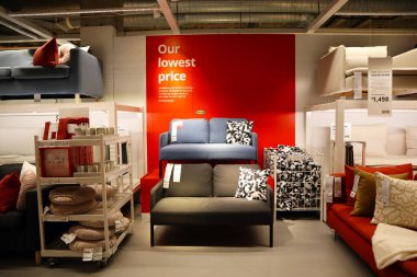 Carson, LA County, California - 19 Şubat 2025: Dünyanın en büyük mobilya perakendecisi olan IKEA mağazasının iç görünümü, hazır mobilya satışları