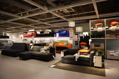 Carson, LA County, California - 19 Şubat 2025: Dünyanın en büyük mobilya perakendecisi olan IKEA mağazasının iç görünümü, hazır mobilya satışları