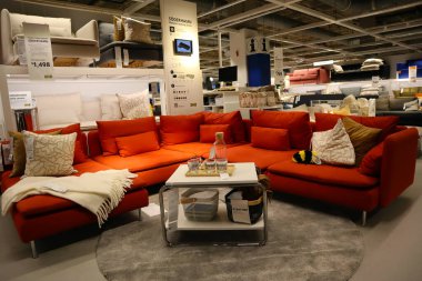 Carson, LA County, California - 19 Şubat 2025: Dünyanın en büyük mobilya perakendecisi olan IKEA mağazasının iç görünümü, hazır mobilya satışları