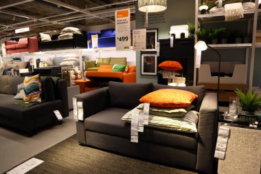 Carson, LA County, California - 19 Şubat 2025: Dünyanın en büyük mobilya perakendecisi olan IKEA mağazasının iç görünümü, hazır mobilya satışları