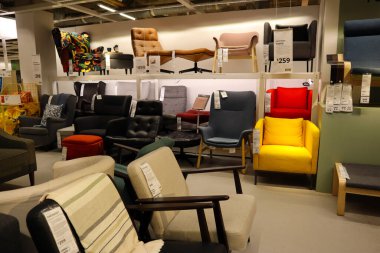 Carson, LA County, California - 19 Şubat 2025: Dünyanın en büyük mobilya perakendecisi olan IKEA mağazasının iç görünümü, hazır mobilya satışları