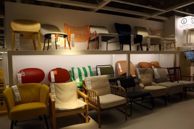 Carson, LA County, California - 19 Şubat 2025: Dünyanın en büyük mobilya perakendecisi olan IKEA mağazasının iç görünümü, hazır mobilya satışları