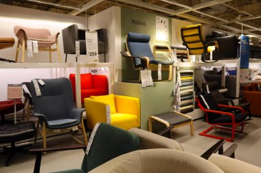 Carson, LA County, California - 19 Şubat 2025: Dünyanın en büyük mobilya perakendecisi olan IKEA mağazasının iç görünümü, hazır mobilya satışları