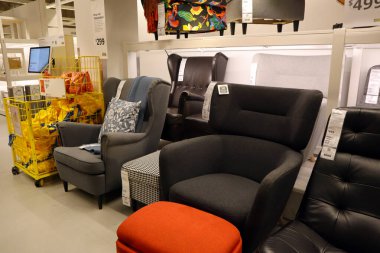 Carson, LA County, California - 19 Şubat 2025: Dünyanın en büyük mobilya perakendecisi olan IKEA mağazasının iç görünümü, hazır mobilya satışları