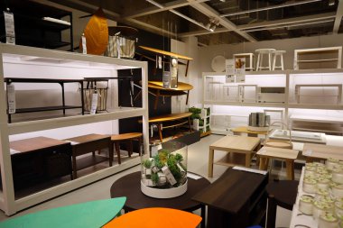 Carson, LA County, California - 19 Şubat 2025: Dünyanın en büyük mobilya perakendecisi olan IKEA mağazasının iç görünümü, hazır mobilya satışları