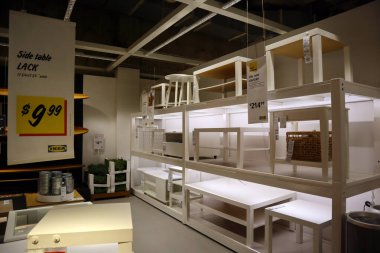 Carson, LA County, California - 19 Şubat 2025: Dünyanın en büyük mobilya perakendecisi olan IKEA mağazasının iç görünümü, hazır mobilya satışları