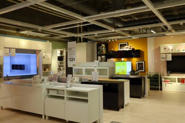 Carson, LA County, California - 19 Şubat 2025: Dünyanın en büyük mobilya perakendecisi olan IKEA mağazasının iç görünümü, hazır mobilya satışları
