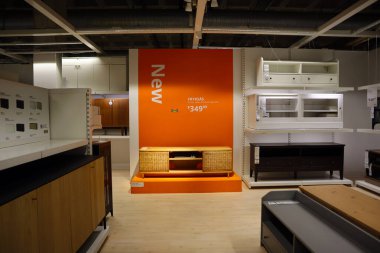 Carson, LA County, California - 19 Şubat 2025: Dünyanın en büyük mobilya perakendecisi olan IKEA mağazasının iç görünümü, hazır mobilya satışları