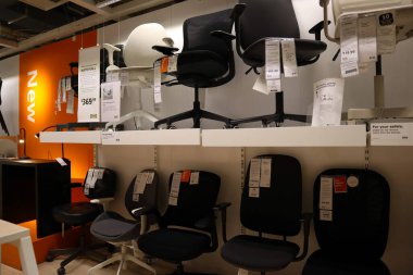 Carson, LA County, California - 19 Şubat 2025: Dünyanın en büyük mobilya perakendecisi olan IKEA mağazasının iç görünümü, hazır mobilya satışları