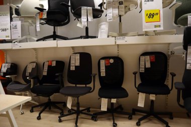 Carson, LA County, California - 19 Şubat 2025: Dünyanın en büyük mobilya perakendecisi olan IKEA mağazasının iç görünümü, hazır mobilya satışları