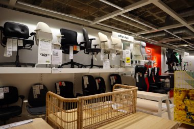 Carson, LA County, California - 19 Şubat 2025: Dünyanın en büyük mobilya perakendecisi olan IKEA mağazasının iç görünümü, hazır mobilya satışları