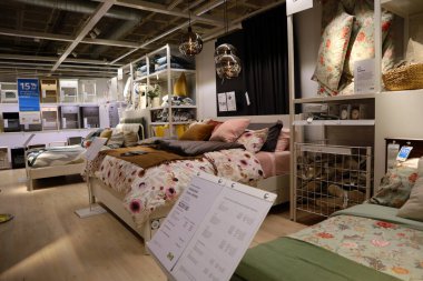 Carson, LA County, California - 19 Şubat 2025: Dünyanın en büyük mobilya perakendecisi olan IKEA mağazasının iç görünümü, hazır mobilya satışları