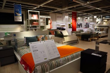 Carson, LA County, California - 19 Şubat 2025: Dünyanın en büyük mobilya perakendecisi olan IKEA mağazasının iç görünümü, hazır mobilya satışları
