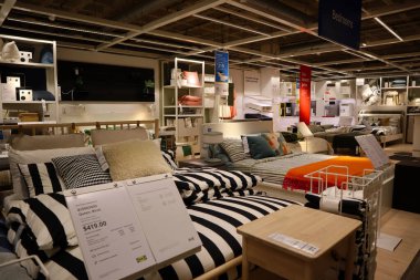 Carson, LA County, California - 19 Şubat 2025: Dünyanın en büyük mobilya perakendecisi olan IKEA mağazasının iç görünümü, hazır mobilya satışları