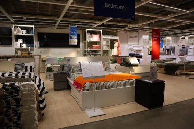 Carson, LA County, California - 19 Şubat 2025: Dünyanın en büyük mobilya perakendecisi olan IKEA mağazasının iç görünümü, hazır mobilya satışları