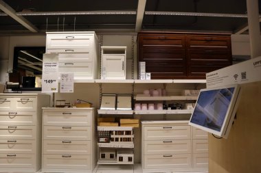 Carson, LA County, California - 19 Şubat 2025: Dünyanın en büyük mobilya perakendecisi olan IKEA mağazasının iç görünümü, hazır mobilya satışları