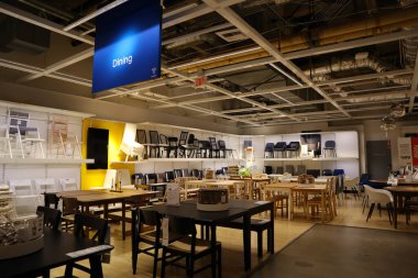 Carson, LA County, California - 19 Şubat 2025: Dünyanın en büyük mobilya perakendecisi olan IKEA mağazasının iç görünümü, hazır mobilya satışları