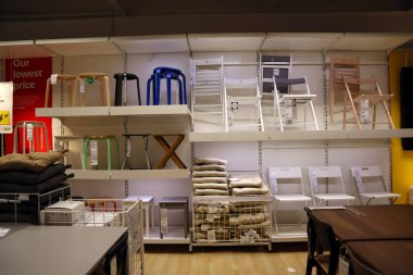 Carson, LA County, California - 19 Şubat 2025: Dünyanın en büyük mobilya perakendecisi olan IKEA mağazasının iç görünümü, hazır mobilya satışları