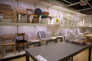 Carson, LA County, California - 19 Şubat 2025: Dünyanın en büyük mobilya perakendecisi olan IKEA mağazasının iç görünümü, hazır mobilya satışları