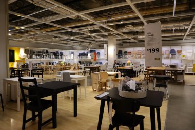 Carson, LA County, California - 19 Şubat 2025: Dünyanın en büyük mobilya perakendecisi olan IKEA mağazasının iç görünümü, hazır mobilya satışları
