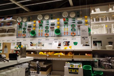 Carson, LA County, California - 19 Şubat 2025: Dünyanın en büyük mobilya perakendecisi olan IKEA mağazasının iç görünümü, hazır mobilya satışları