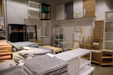 Carson, LA County, California - 19 Şubat 2025: Dünyanın en büyük mobilya perakendecisi olan IKEA mağazasının iç görünümü, hazır mobilya satışları