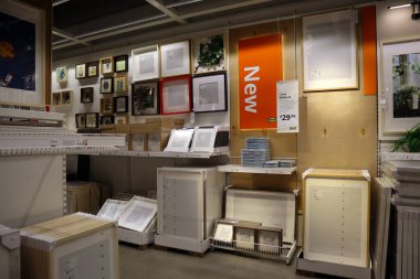 Carson, LA County, California - 19 Şubat 2025: Dünyanın en büyük mobilya perakendecisi olan IKEA mağazasının iç görünümü, hazır mobilya satışları