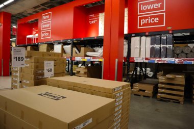 Carson, LA County, California - 19 Şubat 2025: Dünyanın en büyük mobilya perakendecisi olan IKEA mağazasının iç görünümü, hazır mobilya satışları