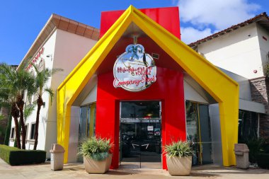 Baldwin Park, Kaliforniya - 14 Şubat 2025: In-N-Out Burger Company Store, perakende satış mağazası markalı ürünler, giyim ve ünlü fast food zincirinin koleksiyonları