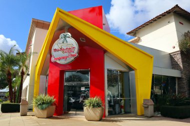Baldwin Park, Kaliforniya - 14 Şubat 2025: In-N-Out Burger Company Store, perakende satış mağazası markalı ürünler, giyim ve ünlü fast food zincirinin koleksiyonları