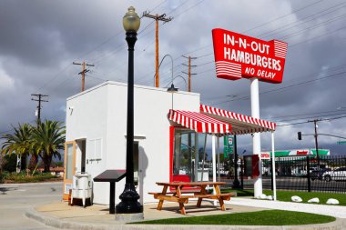 Baldwin Park, California - 14 Şubat 2025: Orijinal IN-N-Out Burger 'in kopyası 13766 Francisquito Bulvarı, Baldwin Park, Kaliforniya, simgesel fast food zincirinin ilk yeri