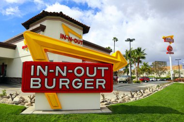Baldwin Park, Kaliforniya - 14 Şubat 2025 In-N-Out Burger, Amerika 'nın simgesel hamburgerleri ve patates kızartmalarıyla bilinen, öncelikli olarak Güneybatı ve Pasifik sahillerinde yer alan bir fast food zinciri.