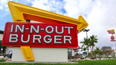 Baldwin Park, Kaliforniya - 14 Şubat 2025 In-N-Out Burger, Amerika 'nın simgesel hamburgerleri ve patates kızartmalarıyla bilinen, öncelikli olarak Güneybatı ve Pasifik sahillerinde yer alan bir fast food zinciri.
