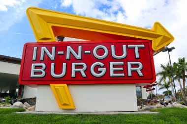 Baldwin Park, Kaliforniya - 14 Şubat 2025 In-N-Out Burger, Amerika 'nın simgesel hamburgerleri ve patates kızartmalarıyla bilinen, öncelikli olarak Güneybatı ve Pasifik sahillerinde yer alan bir fast food zinciri.