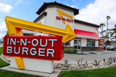 Baldwin Park, Kaliforniya - 14 Şubat 2025 In-N-Out Burger, Amerika 'nın simgesel hamburgerleri ve patates kızartmalarıyla bilinen, öncelikli olarak Güneybatı ve Pasifik sahillerinde yer alan bir fast food zinciri.