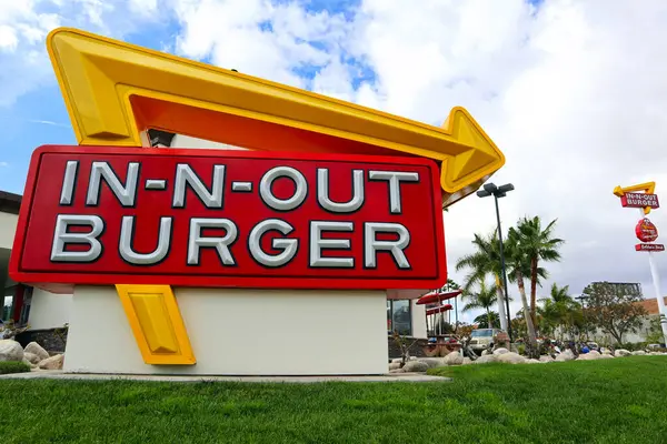 Baldwin Park, Kaliforniya - 14 Şubat 2025 In-N-Out Burger, Amerika 'nın simgesel hamburgerleri ve patates kızartmalarıyla bilinen, öncelikli olarak Güneybatı ve Pasifik sahillerinde yer alan bir fast food zinciri.