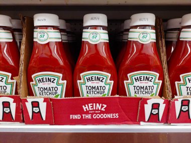 Los Angeles, Kaliforniya - 1 Mart 2025: HEINZ Domates Ketçap şişeleri süpermarkette satışta