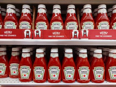 Los Angeles, Kaliforniya - 1 Mart 2025: HEINZ Domates Ketçap şişeleri süpermarkette satışta