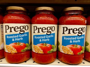 Los Angeles, California - 1 Mart 2025: Prego domates sosu süpermarketin rafında satılıyor