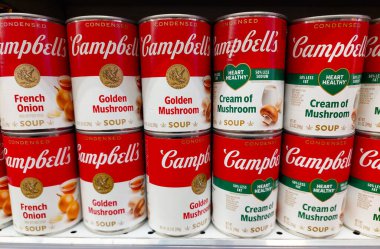 Los Angeles, Kaliforniya - 1 Mart 2025: Campbell Çorba Kutuları süpermarket rafında satılıyor