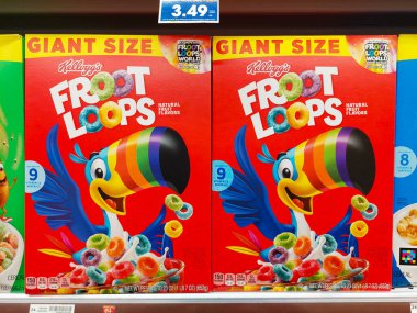 Los Angeles, California - 1 Mart 2025: Kellogg 's FROOT LOOPS Mısır gevrekleri bir süpermarkette rafta. Froot Loops, Kellanova 'nın bir markasıdır.