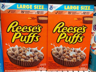 Los Angeles, California - 1 Mart 2025: REESE 's PUFFS Mısır Gevrekleri bir süpermarkette rafta. Reese 's Puffs, General Mills' in bir markasıdır.