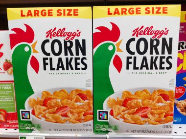 Los Angeles, Kaliforniya - 1 Mart 2025 Kellogg 's Corn Flakes Süpermarkette bir rafta